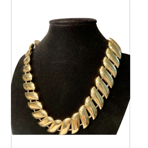 VINTAGE⚜️ Striking 80’s Gold Tone Necklace with Clasp Box Closure. - - Picture 1 of 7
